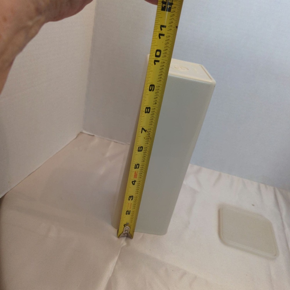 Tupperware block cheese/cracker storage container - Picture 5 of 5